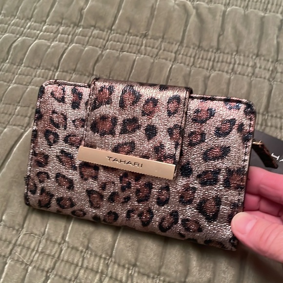 NWT TAHARI Metallic Leopard Animal Print Tab Indexer Wallet Identity Protect - Picture 11 of 13